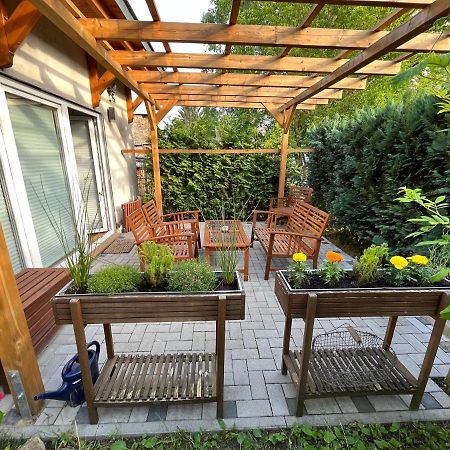 Ferienwohnung Im Stadtzentrum Von Bernau - Komfortable Wohnung Mit 2 Zimmern, Bad, Spuelmaschine, Waschmaschine, Komplette Kueche, Wlan, Terrasse, Ruhige Lage Bernau bei Berlin Esterno foto